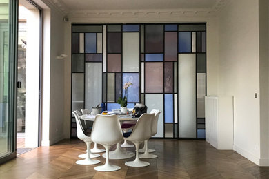 Aménagement d'une grande salle à manger contemporaine avec un mur blanc, parquet peint, un sol marron et un plafond en lambris de bois.