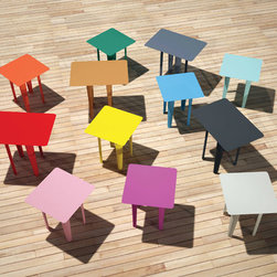 BIG / Table gigogne en acier thermolaqu&eacute; utilisable en int&eacute;rieur et ext&eacute;rieur - Products