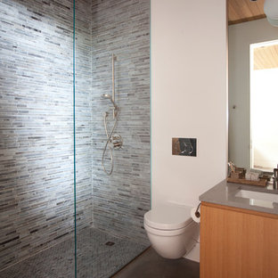 Idee per una stanza da bagno minimalista con doccia a filo pavimento, piastrelle blu, piastrelle a listelli, pavimento in cemento e top grigio