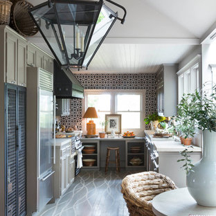 Ispirazione per una cucina abitabile country con lavello stile country, ante in stile shaker, ante grigie, paraspruzzi multicolore, elettrodomestici in acciaio inossidabile, pavimento in legno verniciato e nessuna isola