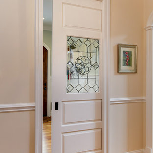 Inredning av en klassisk hall, med mellanmörkt trägolv