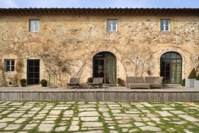 Foto della facciata di una casa grande country a due piani