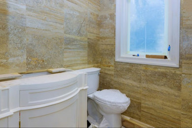 Maison rénovation d'une salle de bain avec lavabo et WC