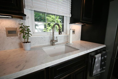Foto di una cucina boho chic di medie dimensioni con lavello sottopiano, ante con bugna sagomata, top in marmo, paraspruzzi bianco e pavimento in marmo