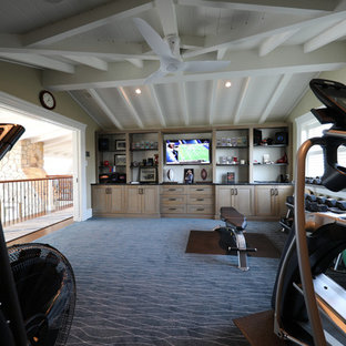 他の地域の大きいビーチスタイルのおしゃれな多目的ジム (ベージュの壁、カーペット敷き、青い床) の写真