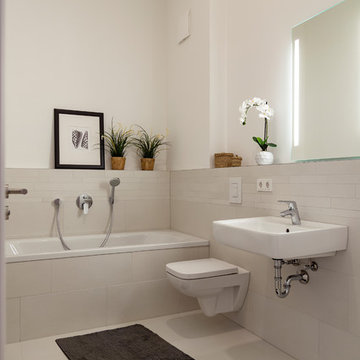 Badezimmer Weiß, hell und Groß
