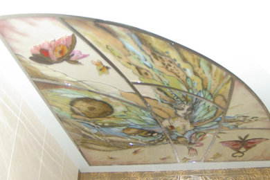 Потолок в ванной, выполненный в технике фьюзинг с элементами росписи по стеклу