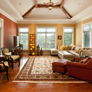 Repräsentatives, Abgetrenntes Mediterranes Wohnzimmer ohne Kamin mit bunten Wänden, braunem Holzboden und freistehendem TV in Milwaukee