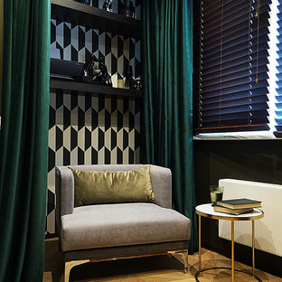 Inspiration för ett litet funkis huvudsovrum, med bruna väggar, mellanmörkt trägolv och gult golv