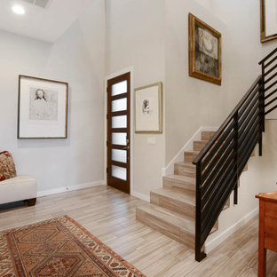 Mittelgroßer Klassischer Eingang mit Foyer, grauer Wandfarbe, hellem Holzboden, Einzeltür, dunkler Holztür, beigem Boden und Treppe in Tampa