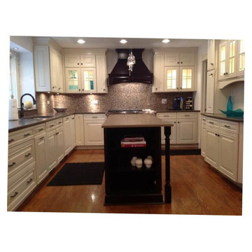 Savannah Maple Two-Tone Kitchen