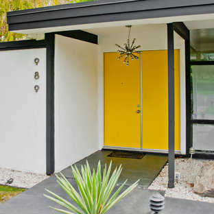 ロサンゼルスの片開きドアミッドセンチュリースタイルのおしゃれな玄関ドア (黄色いドア) の写真