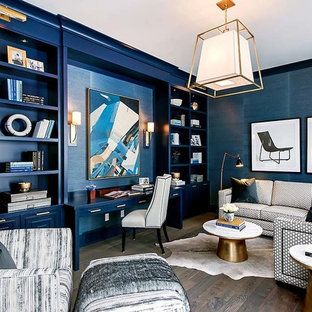 Idéer för ett klassiskt hemmabibliotek, med blå väggar, mörkt trägolv och ett inbyggt skrivbord
