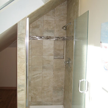 Cute bathroom utilizing attic space