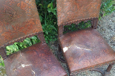8 chaises style Renaissance en cuir de Cordoue, en attente de réfection