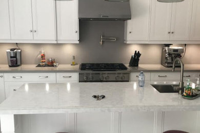 Example of a trendy kitchen design in Toronto
