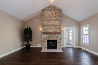 Arts and crafts living room photo in Cleveland