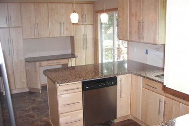 Kitchen - contemporary kitchen idea in Portland