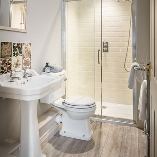 Maritime Badezimmer mit gelben Fliesen Ideen, Design & Bilder - Juli