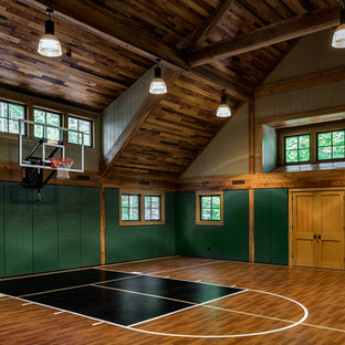 Foto på ett rustikt hemmagym med inomhusplan, med gröna väggar och flerfärgat golv