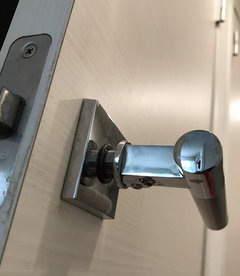 ドアノブがガタガタするのは自分でなおせますか Houzz ハウズ