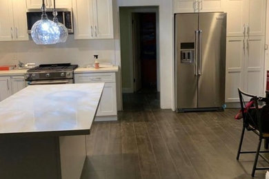 Example of a kitchen design in Los Angeles