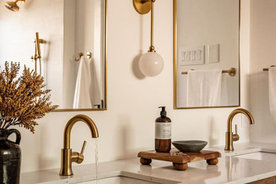 Example of a minimalist bathroom design in Los Angeles