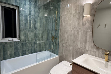 Bathroom photo in Toronto