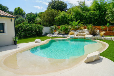 Cette image montre une piscine.