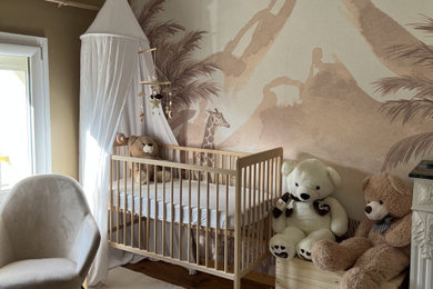 Exemple d'une chambre de bébé neutre moderne de taille moyenne avec un mur marron, sol en stratifié et du papier peint.