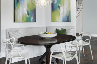Immagine di una sala da pranzo aperta verso la cucina chic di medie dimensioni con parquet scuro e pavimento marrone