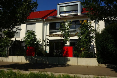 Geometrischer, Mittelgroßer Moderner Garten im Sommer, hinter dem Haus mit direkter Sonneneinstrahlung in Sonstige