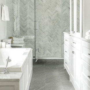 Foto di una stanza da bagno padronale moderna di medie dimensioni con lavabo sottopiano, ante bianche, top in marmo, vasca da incasso, doccia alcova, piastrelle grigie, piastrelle diamantate, pareti grigie, pavimento in gres porcellanato e ante con riquadro incassato