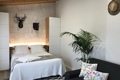 Diseño de habitación de invitados contemporánea con suelo de madera en tonos medios