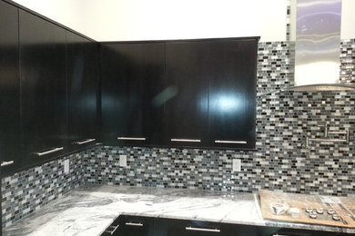 Example of a minimalist kitchen design in Austin
