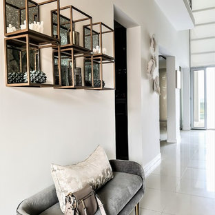 Inspiration för en mellanstor eklektisk entré, med vita väggar, klinkergolv i keramik och vitt golv