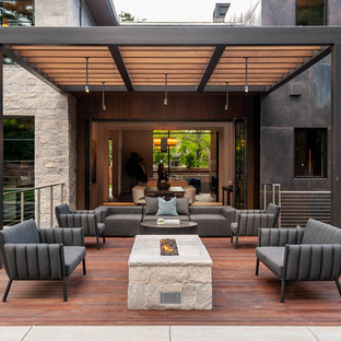 オレンジカウンティのコンテンポラリースタイルのおしゃれなデッキ (ファイヤーピット、パーゴラ) の写真