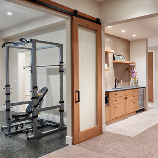 カルガリーの大きいおしゃれなウェットバー (アンダーカウンターシンク、フラットパネル扉のキャビネット、中間色木目調キャビネット、御影石カウンター、ベージュキッチンパネル、セラミックタイルのキッチンパネル、セラミックタイルの床) の写真