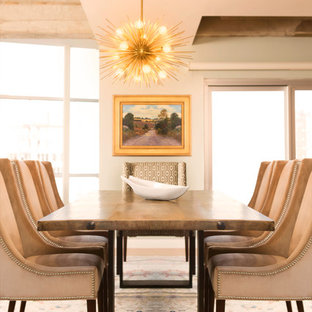 ミルウォーキーの広いトランジショナルスタイルのLDKの画像 (白い壁、淡色無垢フローリング、暖炉なし、茶色い床)