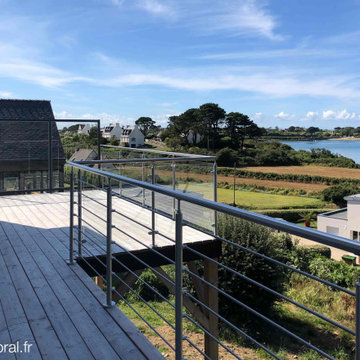 Réalisation d'un garde-corps en inox et pare-vent en verre dans le Finistère.