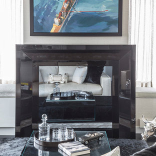 Bild på ett mellanstort funkis allrum med öppen planlösning, med en hemmabar, beige väggar, mörkt trägolv, en hängande öppen spis, en spiselkrans i trä och en fristående TV