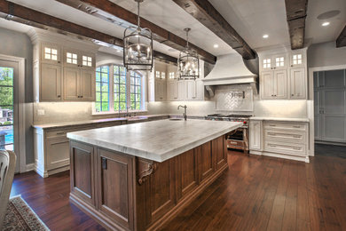 Elegant kitchen photo in New York