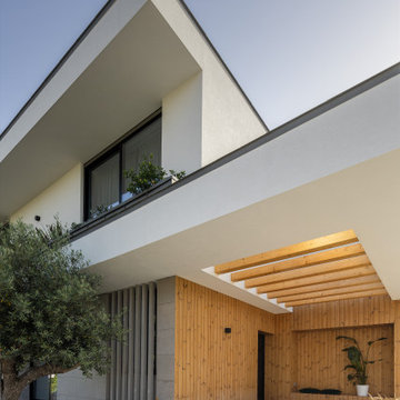 Quinta dos Alcoutins entrance façade with pergola and garden steps