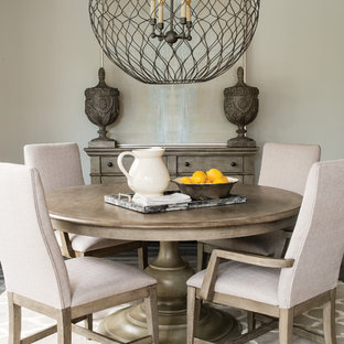 Geschlossenes, Kleines Klassisches Esszimmer mit grauer Wandfarbe und Teppichboden in Miami