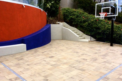 Photo of a mid-sized modern landscaping in San Francisco.