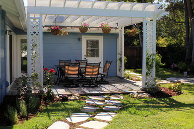This is an example of a traditional patio in Los Angeles.