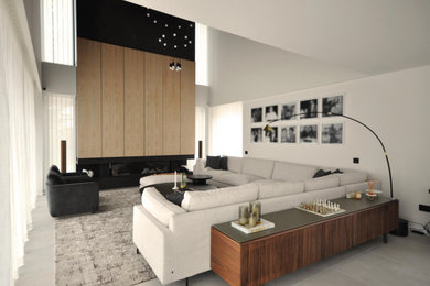 Minimalist living room photo in Madrid