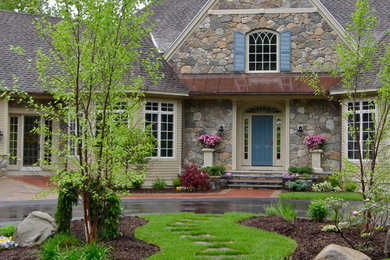 Design ideas for a traditional front yard driveway in Boston.