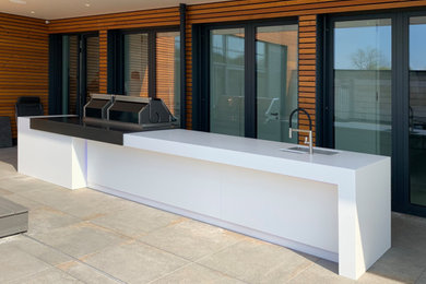 Große Moderne Terrasse im Innenhof mit Outdoor-Küche in Essen
