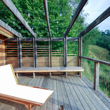 Woodland Retreat: A Multifunctional Cabin Home Office
